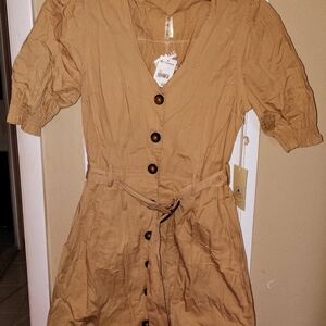 Women's Brand New With Tags Beige Moon Orchid Button Up Dress W/Belt.